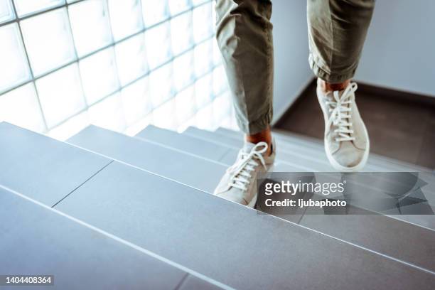geschäftsmann aufsteigender büro-treppe - steps stock-fotos und bilder