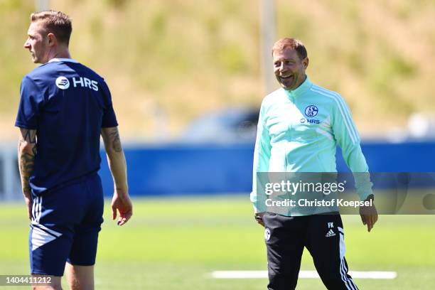 Head coach Frank Kramer looks at Sebastian Polter during the training session at Parkstadion on June 22, 2022 in Gelsenkirchen, Germany. FC Schalke...