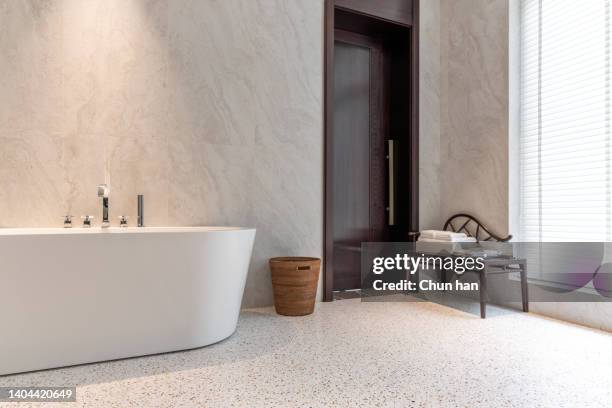 einfache, helle und geräumige badezimmerbadewanne - deko bad stock-fotos und bilder