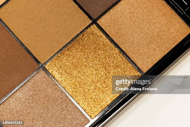 multi-color eyeshadow - paleta de maquillaje fotografías e imágenes de stock