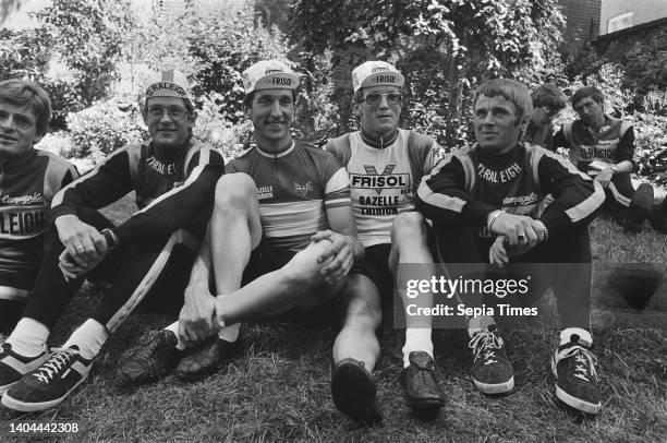 Presentation Dutch cycling teams Raleigh and Frisol, participating in the Tour de France. From left to right: Gerrie Knetemann , Fedor den Hertog,...