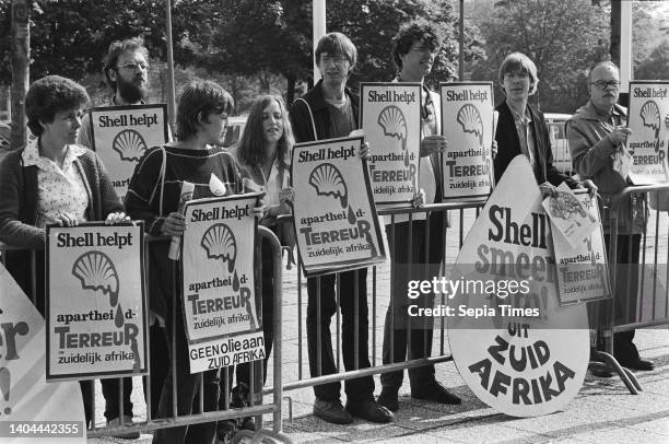 Shareholders' meeting Kon. Ned. Shell; demonstration in front of congress building by people who want an oil boycott against South Africa, May 19...