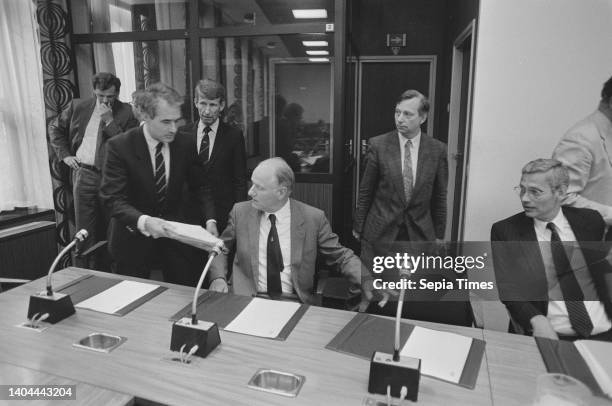 Lower House committees meet about delivery of minesweepers to Kuwait; from left to right minister De Korte , minister Van Eekelen , Van de Hek and...