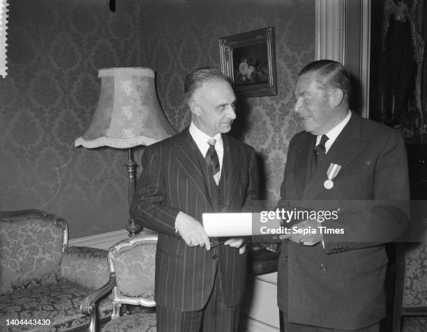 Jhr.Dr. D. C. Roell decorated by Z. E. R. Guistiniani, Ambassador of Italy, May 6 decorated, The Netherlands, 20th century press agency photo, news...