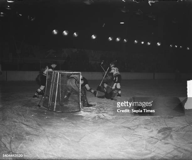 Ice field hockey Kingfishers against Brussels, December 1 IJSHOCKEY, The Netherlands, 20th century press agency photo, news to remember, documentary,...