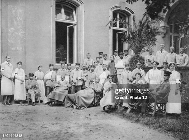 World War I 1914-1918: Patients and staff grouped outside a house in Frankfort-am-Main converted into a German military hospital, 1915.