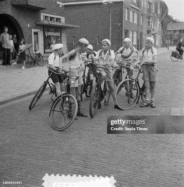 Boys Tour de France deliberation of start, July 17 JONGENS, START, The Netherlands, 20th century press agency photo, news to remember, documentary,...