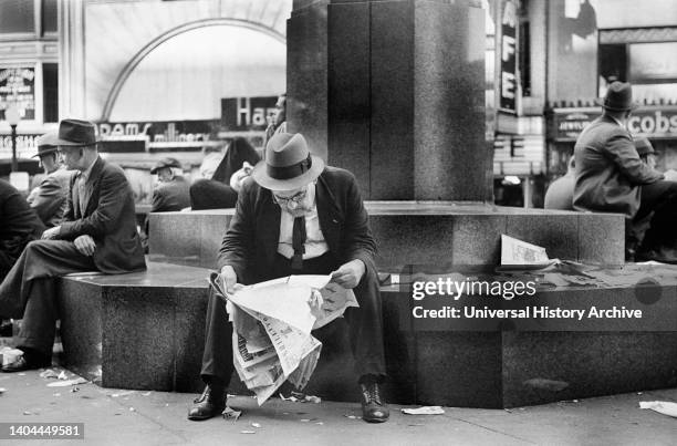 Man reading Newspaper, Fountain Square, Cincinnati, Ohio, USA, John Vachon, U.S. Office War Information/U.S. Farm Security Administration, October...