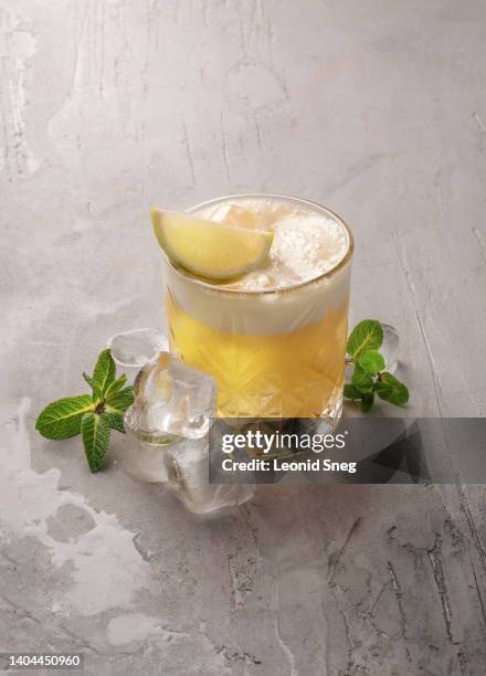 citrus cocktail with foam on gray background - gusto aspro foto e immagini stock