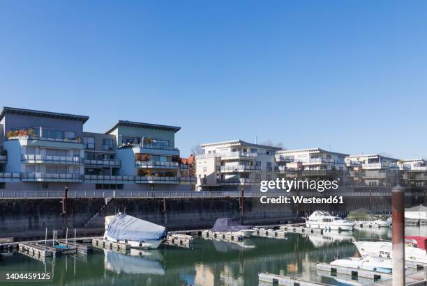 germany, rhineland-palatinate, speyer, new apartments along river rhine and marina - housing as house price growth at a standstill stock-fotos und bilder