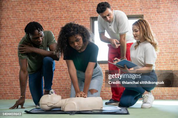 first aid cpr training class. - rescue worker photos et images de collection