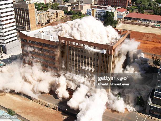 edifício implosão em joanesburgo, áfrica do sul - desmoronar imagens e fotografias de stock