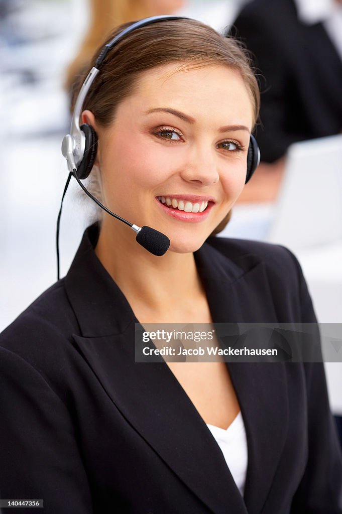 Représentant du service client souriant femme