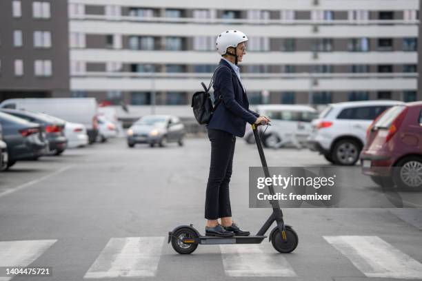 e-mobility commute to work - capacete imagens e fotografias de stock