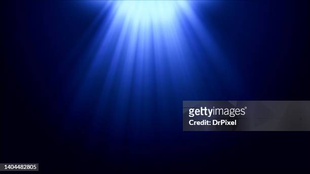 light rays over blue gradient background - spotlicht belichting stockfoto's en -beelden