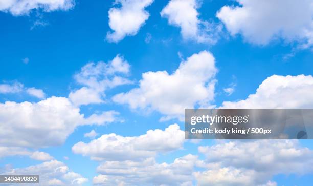 low angle view of clouds in sky - 天空 imagens e fotografias de stock