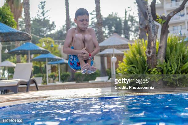 hallo sommer, junge, der im schwimmbad springt - hello summer stock-fotos und bilder
