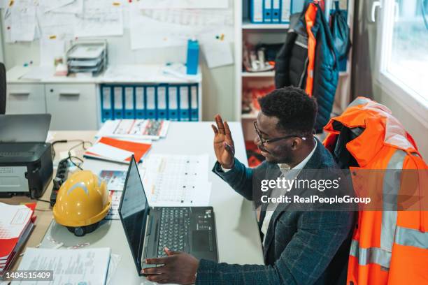 engenheiro civil negro trabalhando projeto de planejamento com laptop. - civil engineer - fotografias e filmes do acervo