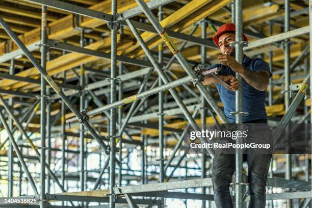 builder putting up scaffolding - adjustable wrench imagens e fotografias de stock