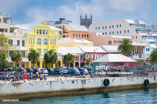 parkplätze an der front street - bermudainseln stock-fotos und bilder