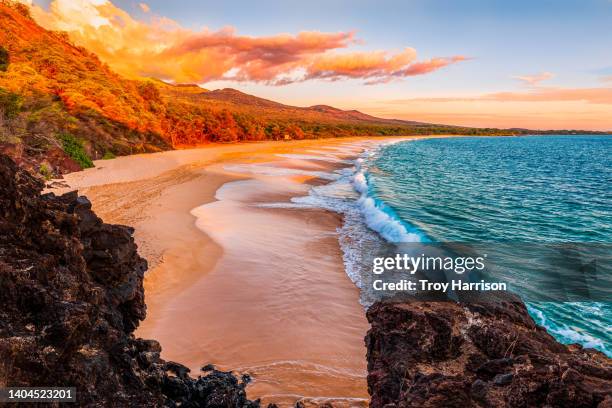 makena beach sunrise, maui, hawaii - islas-de-hawái fotografías e imágenes de stock