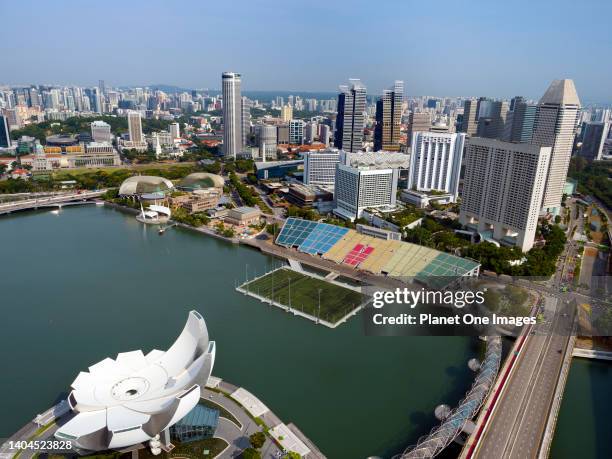 Marina Bay, Singapore - 5 March 2019 Distinctively shaped like an opening lotus flower, Singapore’s ArtScience Museum is a modern architectural icon,...