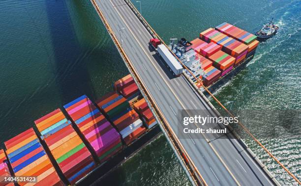 vista aérea de un buque portacontenedores - industrial ship fotografías e imágenes de stock