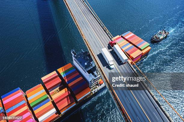 luftaufnahme des containerschiffes - logistik schiff stock-fotos und bilder