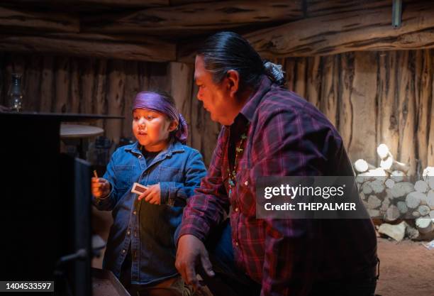 dad teaching his son to lit a traditional stove - navajo etniciteit stockfoto's en -beelden