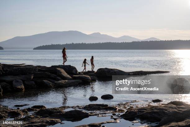 familienurlaub am meer - insel salt spring island stock-fotos und bilder