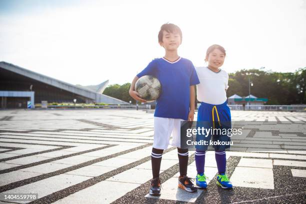 japanische fußballerinnen und -mädchen. - fußball 2 jungs stock-fotos und bilder