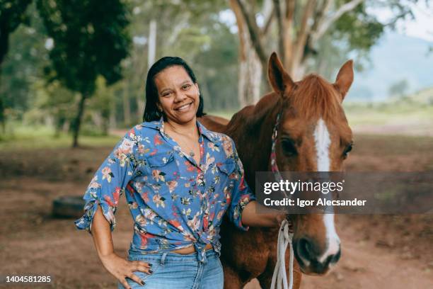 retrato de una mujer y su caballo - 1 woman 1 horse fotografías e imágenes de stock