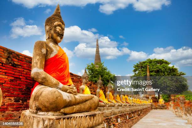 buddha at wat yai chaimongkol in ayutthaya - ayuthaya imagens e fotografias de stock