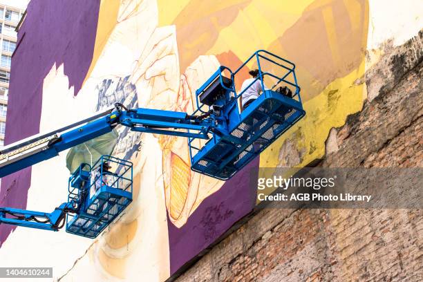 Sao Paulo, SP, Brasil, . GRAFITE NA PRAÇA DAS ARTES. Grafiteiros fazem um enorme painel de grafiti na lateral do prédio da Praça das Artes no Vale do...