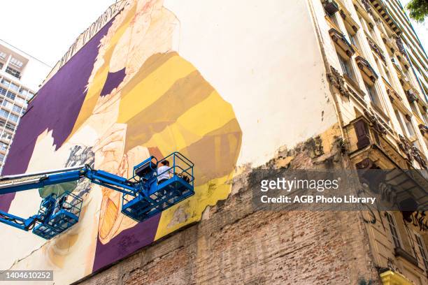 Sao Paulo, SP, Brasil, . GRAFITE NA PRAÇA DAS ARTES. Grafiteiros fazem um enorme painel de grafiti na lateral do prédio da Praça das Artes no Vale do...