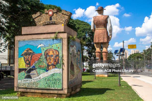 Sao Paulo, SP, Brasil, . SANTO AMARO. Monumento em homenagem ao bairro de Santo Amaro, que mostra diferentes fases da historia do lugar com a Estátua...