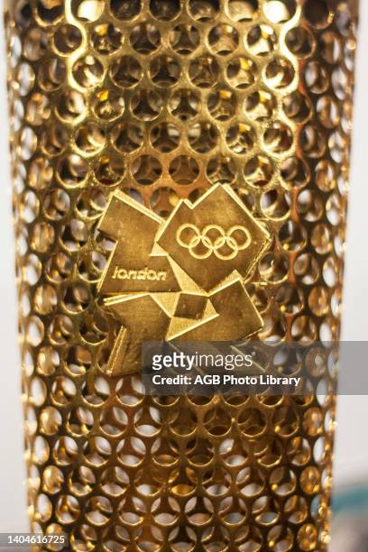 Tocha utilizada em Londres 2012 - Exposiçao 'Jogos Olímpicos: Esporte, Cultura e Arte' - Acervo do Museu Olímpico do COI, Torch used London 2012,...