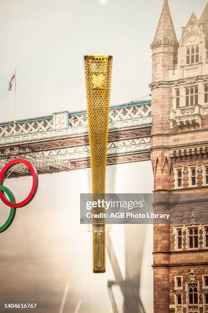 Tocha utilizada em Londres 2012 - Exposiçao 'Jogos Olímpicos: Esporte, Cultura e Arte' - Acervo do Museu Olímpico do COI, Torch used London 2012,...