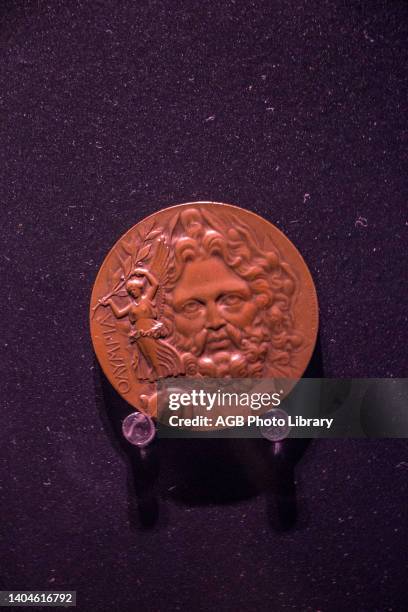 Medalha da olimpíada de 1896 - Exposiçao 'Jogos Olímpicos: Esporte, Cultura e Arte' - Acervo do Museu Olímpico do COI ,Medal 1896 Olympics, Greece,...