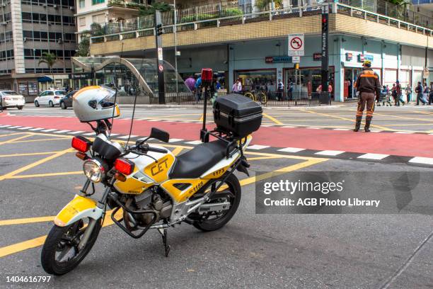Sao Paulo, SP, Brasil, . AVENIDA PAULISTA. Motocicleta da CET, Companhia de Engenharia de Tráfego, parada para fazer o bloqueio da pista sentido...