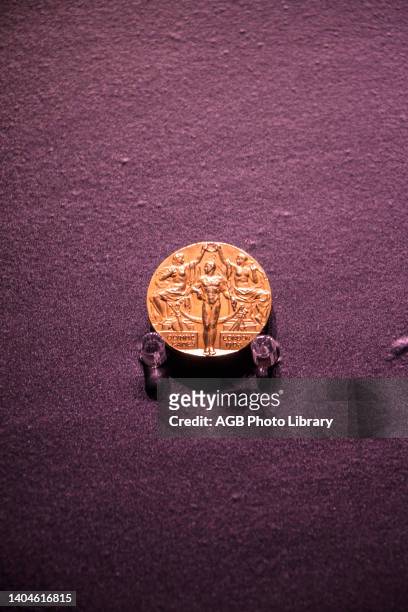 Medalha da olimpíada de 1908 Exposiçao 'Jogos Olímpicos: Esporte, Cultura e Arte' - Acervo do Museu Olímpico do COI, Medal 1908 Olympics, London,...