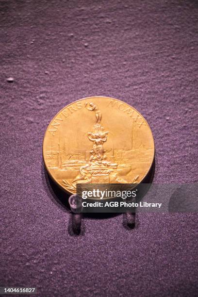 Medalha da olimpíada de 1920 - Exposiçao 'Jogos Olímpicos: Esporte, Cultura e Arte' - Acervo do Museu Olímpico do COI, Medal 1920 Olympics,...