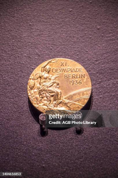 Medalha da olimpíada de 1936 - Exposiçao 'Jogos Olímpicos: Esporte, Cultura e Arte' - Acervo do Museu Olímpico do COI, Medal 1936 Olympics Berlim,...