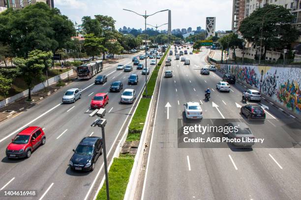 Sao Paulo, SP, Brasil, . Trânsito e radar fotográfico de velocidade na Avenida 23 de Maio a partir do Viaduto Tutoia, regiao central de Sao Paulo,...