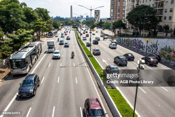 Sao Paulo, SP, Brasil, . Trânsito e radar fotográfico de velocidade na Avenida 23 de Maio a partir do Viaduto Tutoia, regiao central de Sao Paulo,...