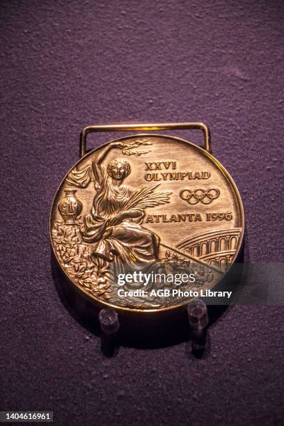 Medalha da olimpíada de 1996 - Exposiçao 'Jogos Olímpicos: Esporte, Cultura e Arte' - Acervo do Museu Olímpico do COI, Medal of the 1996 Olympics...