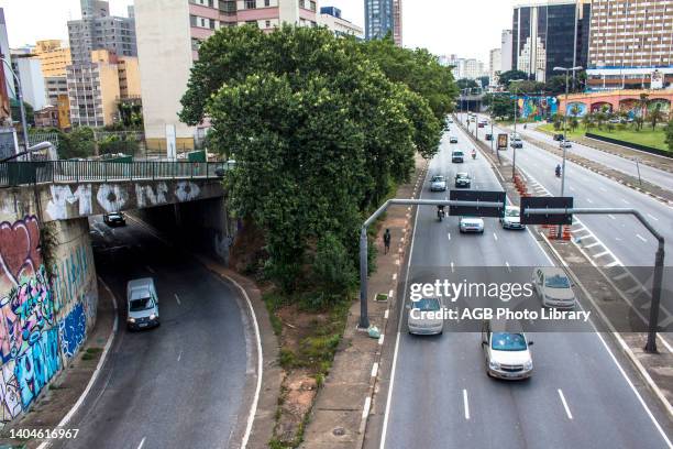 Sao Paulo, SP, Brasil, . Trânsito e radar fotográfico de velocidade na Avenida 23 de Maio, regiao central de Sao Paulo, SP. Traffic, photo radar, ,...