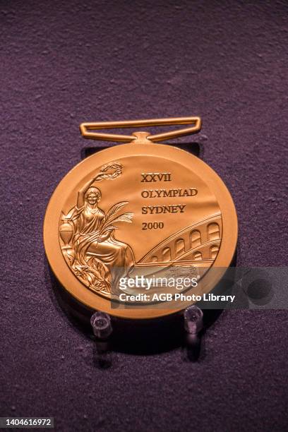 Medalha da olimpíada de 2000 - Exposiçao 'Jogos Olímpicos: Esporte, Cultura e Arte' - Acervo do Museu Olímpico do COI, Medal of the 2000 Olympics...