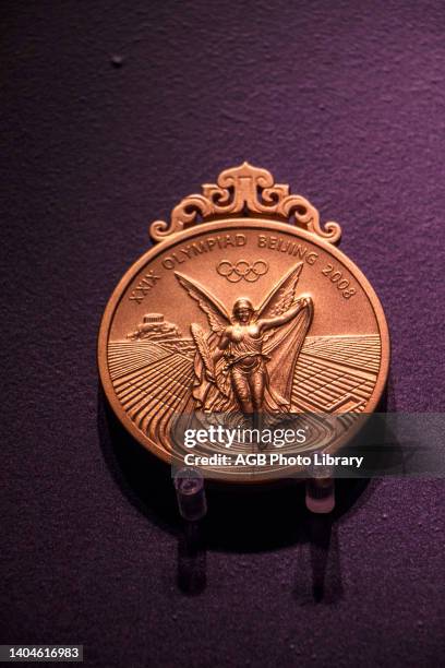 Medalha da olimpíada de 2008 - Exposiçao 'Jogos Olímpicos: Esporte, Cultura e Arte' - Acervo do Museu Olímpico do COI, Medal of the 2008 Olympics...