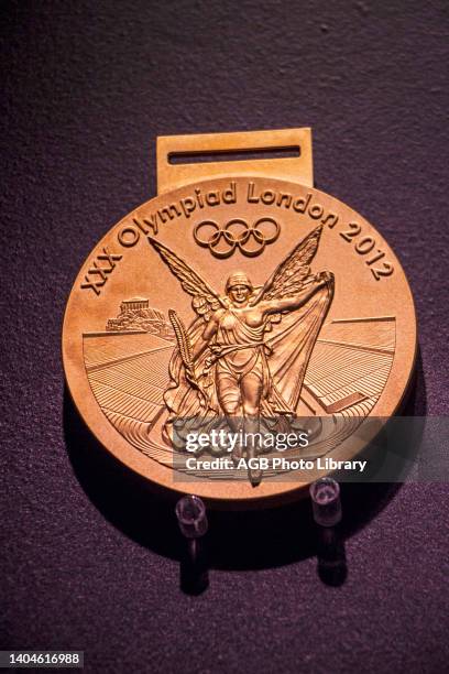 Medalha da olimpíada de 2012 - Exposiçao 'Jogos Olímpicos: Esporte, Cultura e Arte' - Acervo do Museu Olímpico do COI, Medal of the 2012 Olympics...